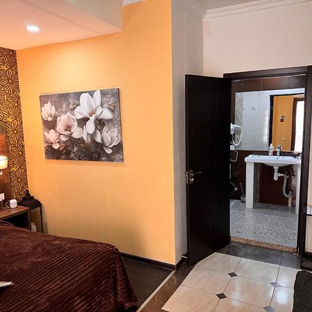 Two Lions Hotel Tbilisi Bagian luar foto