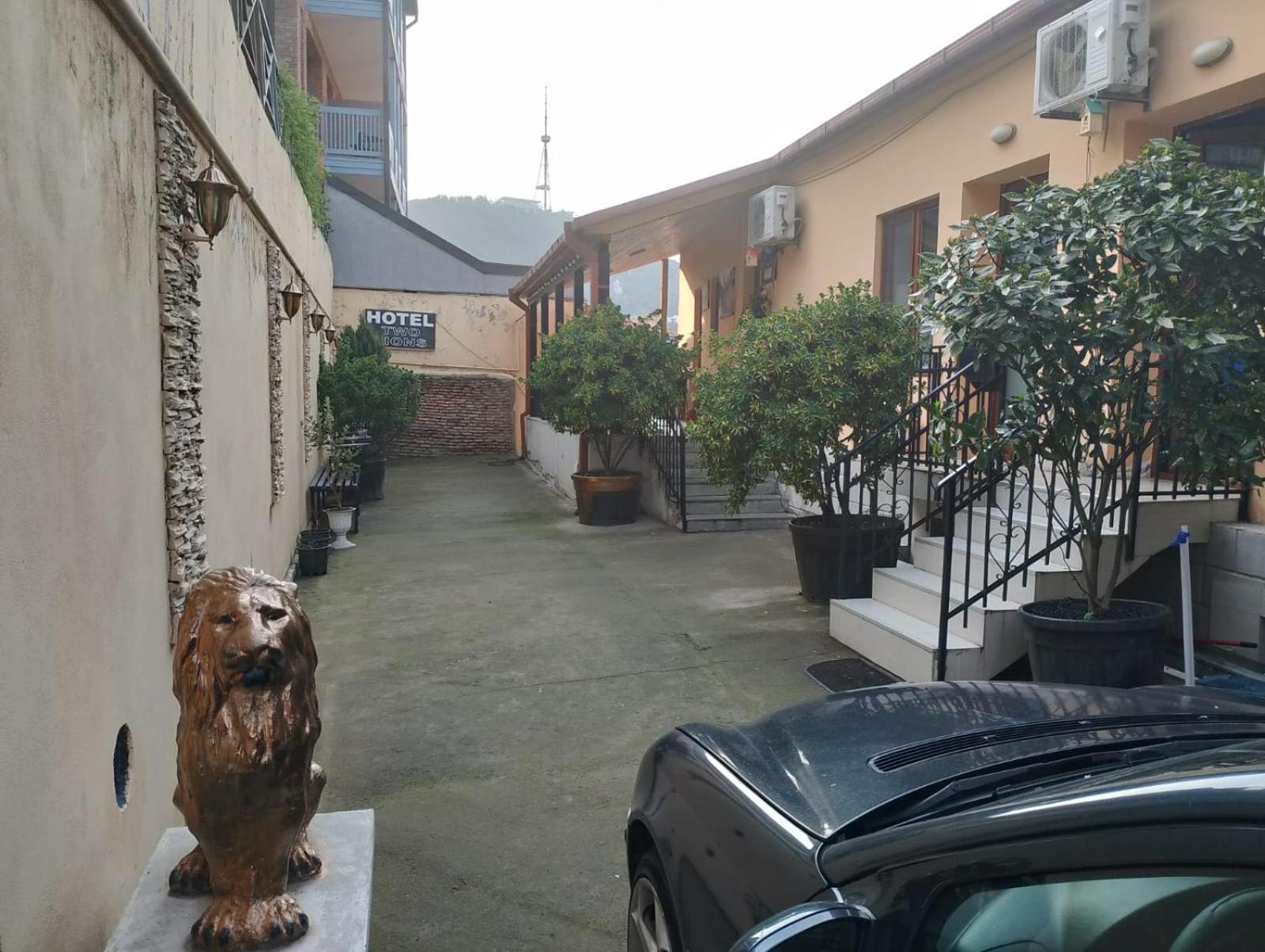 Two Lions Hotel Tbilisi Bagian luar foto