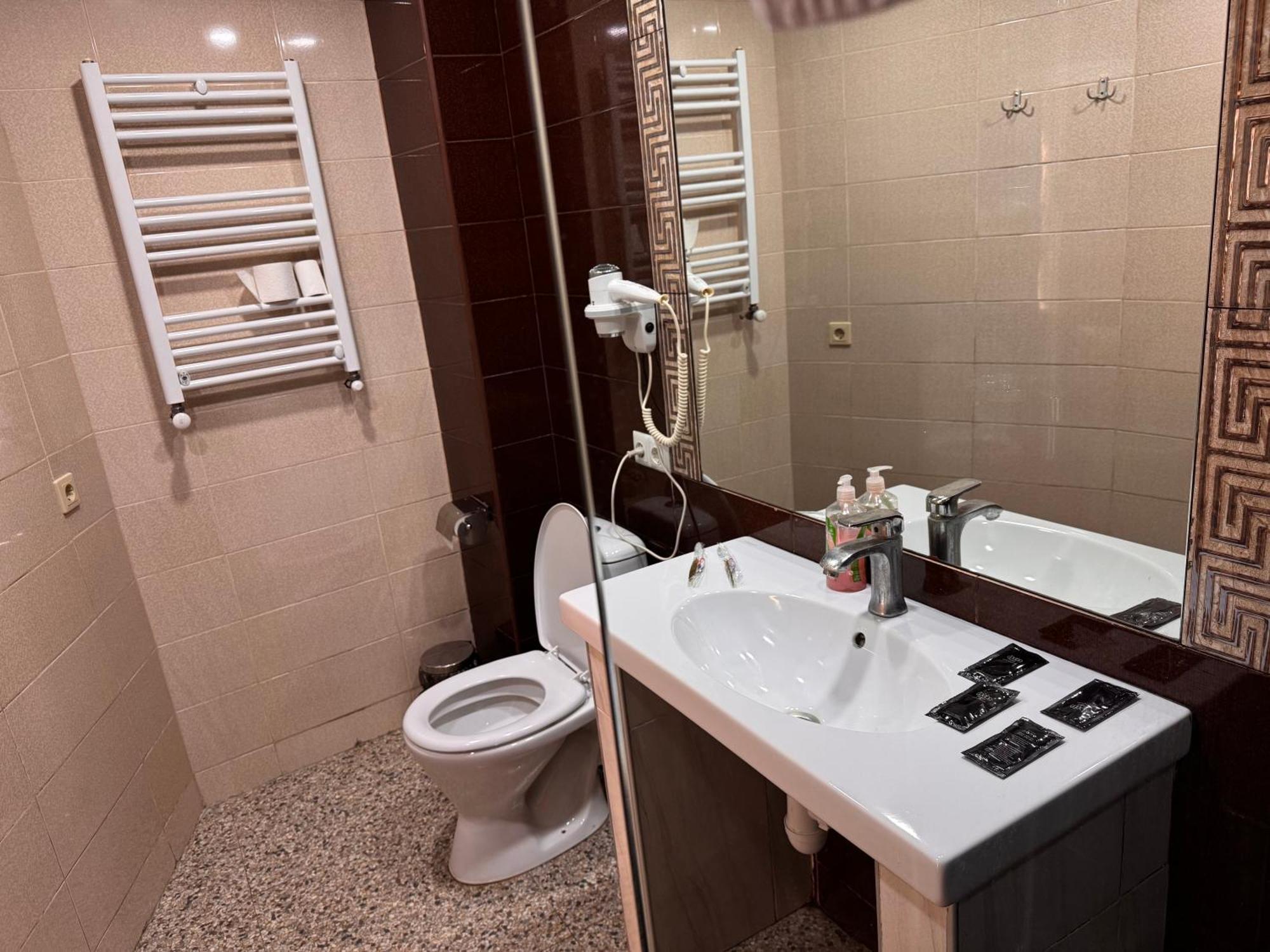 Two Lions Hotel Tbilisi Bagian luar foto
