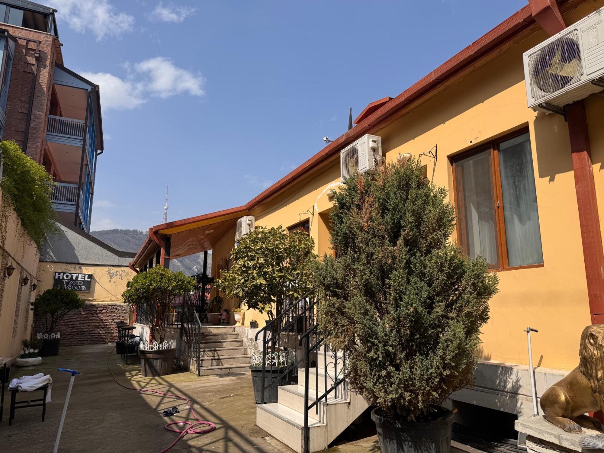 Two Lions Hotel Tbilisi Bagian luar foto