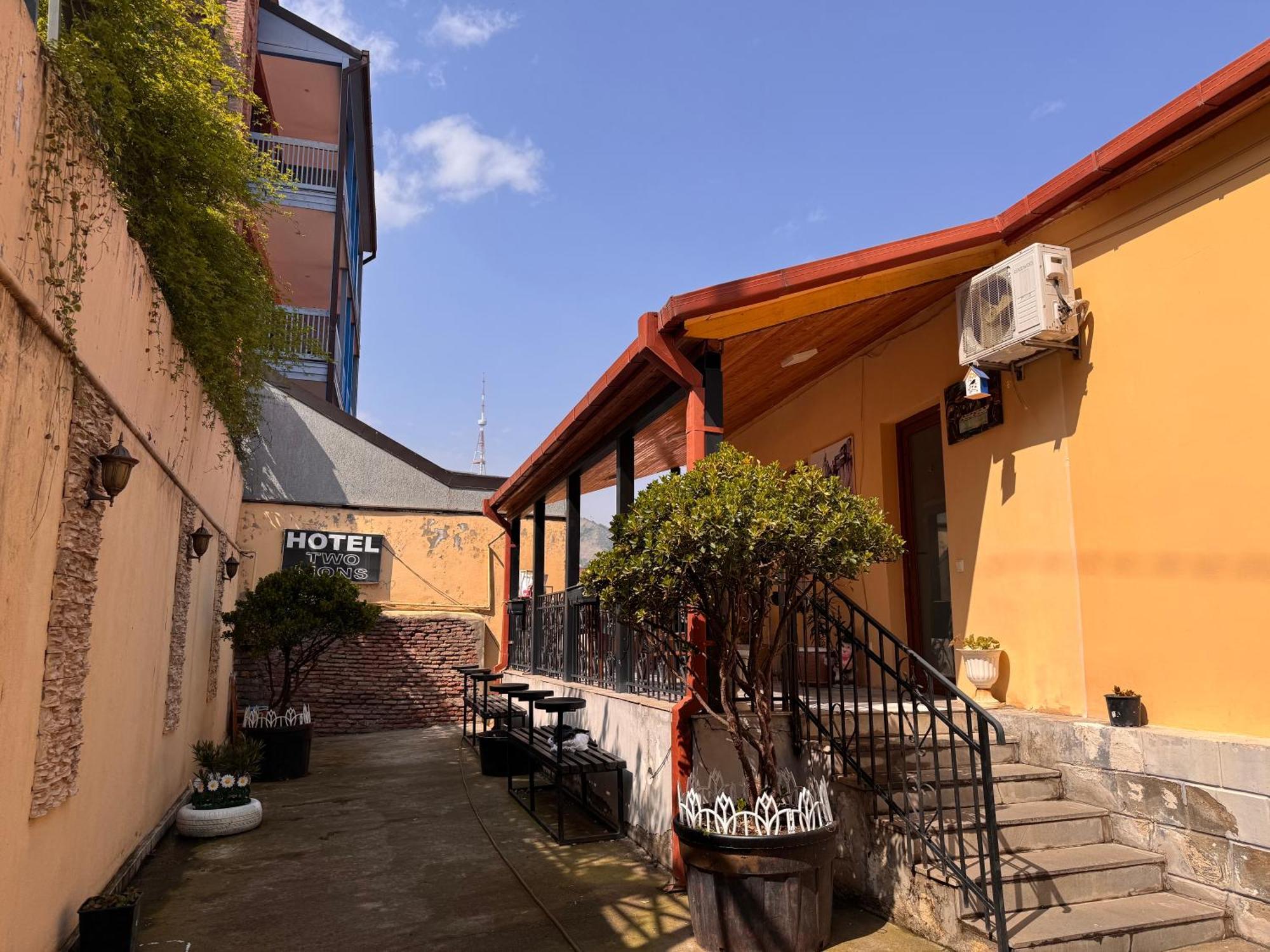 Two Lions Hotel Tbilisi Bagian luar foto